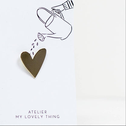 Card with heart design and 'Atelier My Lovely Thing' branding on a white background with flowers and wooden crate.